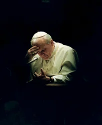 Papst Johannes Paul II. liest ein Gebet